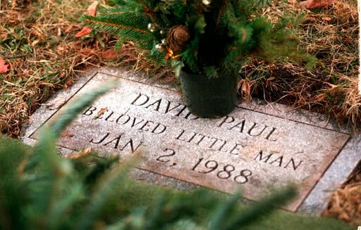 (Tony Bacewicz/Hartford Courant via AP). A January 1998 photo shows the grave of David Paul at Walnut Grove Cemetery in Meriden, Conn. The abandoned newborn infant was found frozen to death in a Meriden parking lot in January 1988. DNA testing has hel...